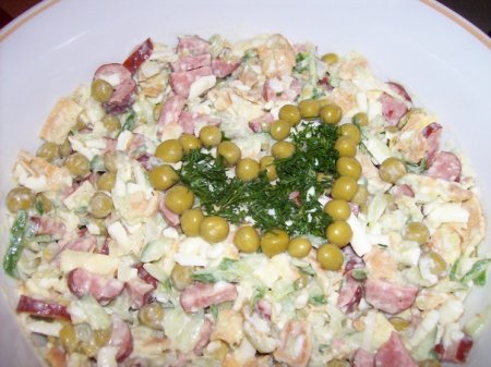 Как специализировать салат с охотничьими колбасками