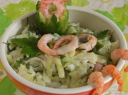 Готовим салат из капусты и креветок