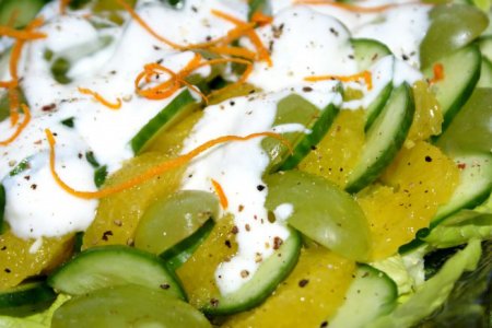 Готовим салат из огурцов, апельсинов и винограда