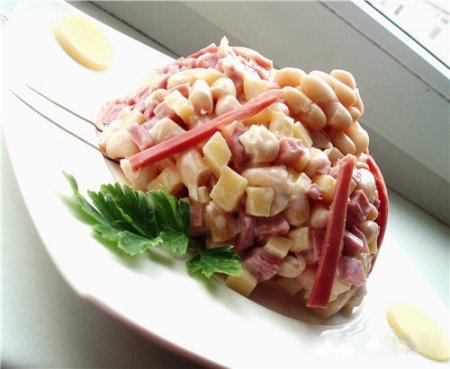 Салат с ветчиной и фасолью