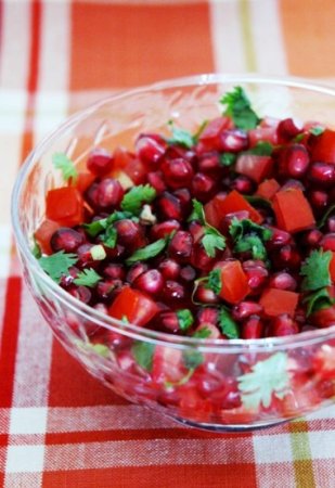Салат с помидорами и гранатом