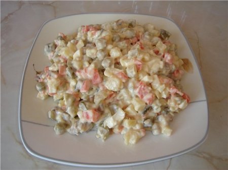 Салат оливье.